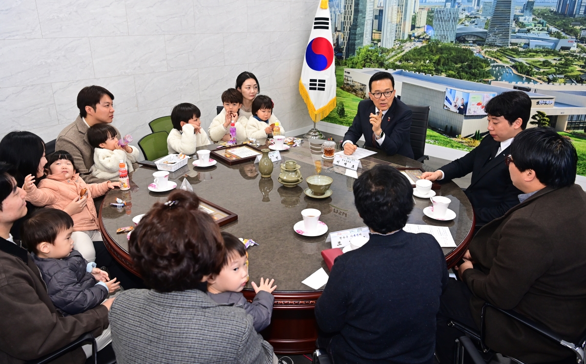 연수구는 지난 11일 출산과 양육 친화적 사회 분위기 조성에 이바지한 다자녀 모범가정 2가족과 아이돌보미 1명 임산부 무료 음식 제공 식당 1곳에 2025년 저출산 극복 유공자 표창장을 수여했다
